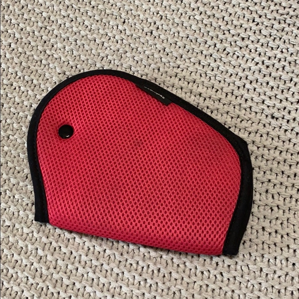 Kids seatbelt guard. Pink/black.